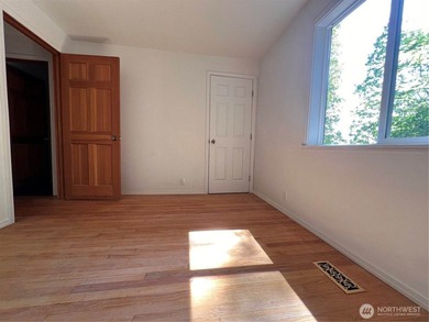 *PRICE IMPROVEMENT* This lovely Shoreline home features 2 - photo 15