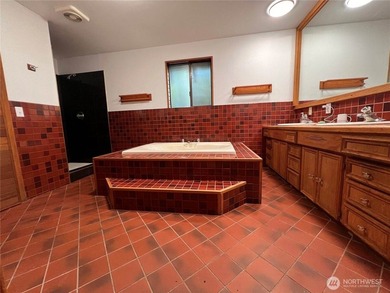 *PRICE IMPROVEMENT* This lovely Shoreline home features 2 - photo 17