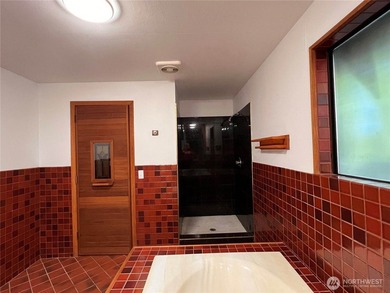 *PRICE IMPROVEMENT* This lovely Shoreline home features 2 - photo 18