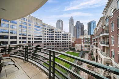 Welcome to this beautiful condo with a spectacular city view!