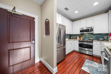 Welcome to this beautiful condo with a spectacular city view!