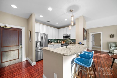 Welcome to this beautiful condo with a spectacular city view!