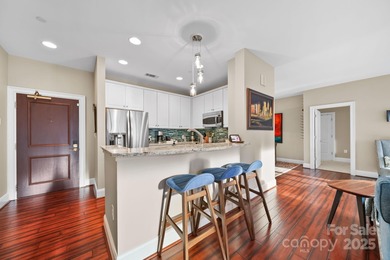 Welcome to this beautiful condo with a spectacular city view!