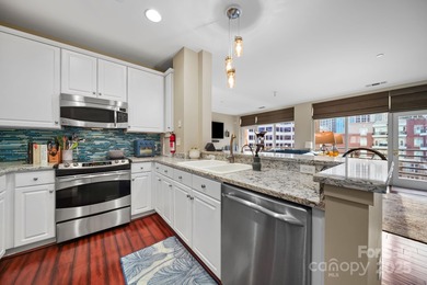 Welcome to this beautiful condo with a spectacular city view!