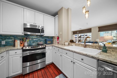 Welcome to this beautiful condo with a spectacular city view!