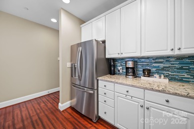 Welcome to this beautiful condo with a spectacular city view!