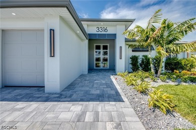 This stunning coastal designed waterfront residence in Cape - photo 3
