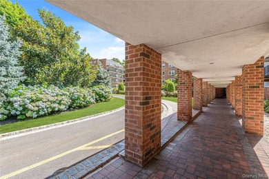 Beautifully maintained 3rd floor Glen Pearsall Coop! Spacious - photo 3