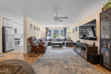 Beautifully maintained 3rd floor Glen Pearsall Coop! Spacious - photo 9