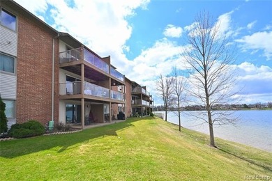 Move right in to this fantastic remodeled 3rd floor private end - photo 28