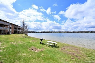 Move right in to this fantastic remodeled 3rd floor private end - photo 29