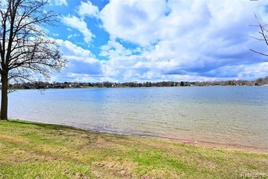 Move right in to this fantastic remodeled 3rd floor private end - photo 30