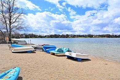 Move right in to this fantastic remodeled 3rd floor private end - photo 31