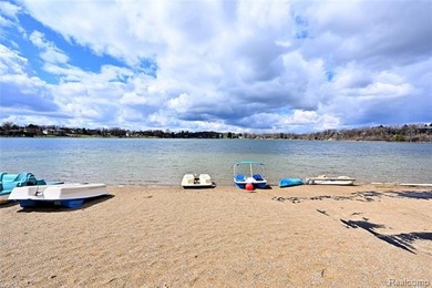 Move right in to this fantastic remodeled 3rd floor private end - photo 32
