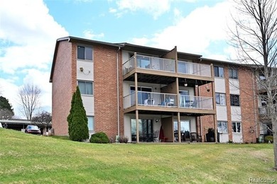 Move right in to this fantastic remodeled 3rd floor private end - photo 34