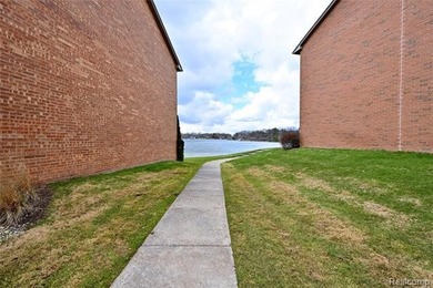Move right in to this fantastic remodeled 3rd floor private end - photo 35