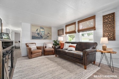 This 2 bedroom home has deeded access to Big Lake, just across - photo 4