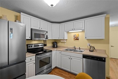 Welcome to Bay Breeze Condominiums on Greenwich Bay-an ideal - photo 11