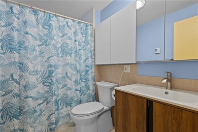 Welcome to Bay Breeze Condominiums on Greenwich Bay-an ideal - photo 12