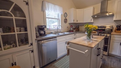 Adorable, updated & perfectly located, welcome to one of - photo 9