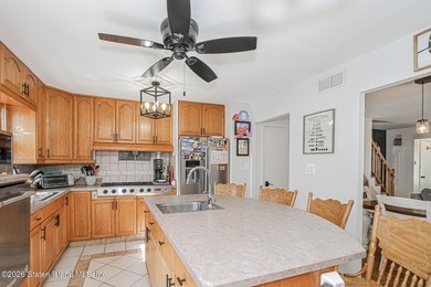 Welcome to 72 Gold Avenue! This gorgeous 18ft-wide, 3-bedroom - photo 11