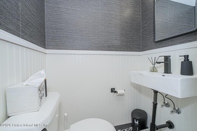 Welcome to 72 Gold Avenue! This gorgeous 18ft-wide, 3-bedroom - photo 12