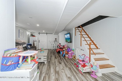 Welcome to 72 Gold Avenue! This gorgeous 18ft-wide, 3-bedroom - photo 25