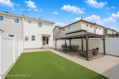 Welcome to 72 Gold Avenue! This gorgeous 18ft-wide, 3-bedroom - photo 29