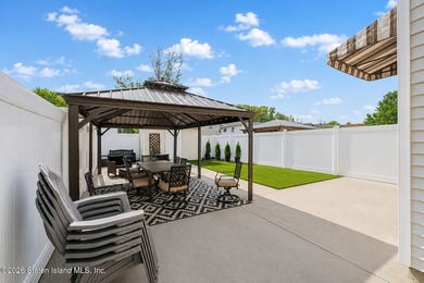 Welcome to 72 Gold Avenue! This gorgeous 18ft-wide, 3-bedroom - photo 30