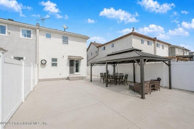 Welcome to 72 Gold Avenue! This gorgeous 18ft-wide, 3-bedroom - photo 32
