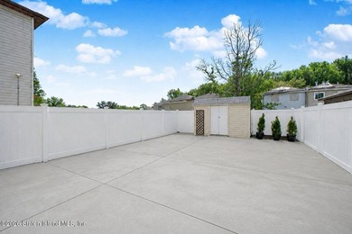 Welcome to 72 Gold Avenue! This gorgeous 18ft-wide, 3-bedroom - photo 33