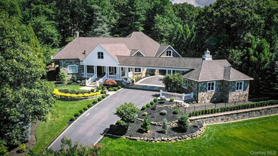Welcome to this extraordinary Tuscan-inspired estate, gracefully - photo 1