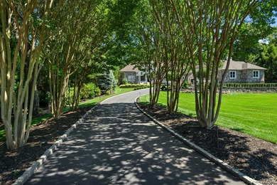 Welcome to this extraordinary Tuscan-inspired estate, gracefully - photo 4