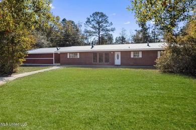 Wow! You'll LOVE this Rare Find in a NON-Flood Zone, Centrally - photo 2