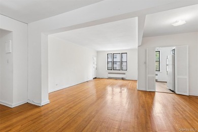 Bright front one bedroom with large private balcony! Welcome to - photo 2
