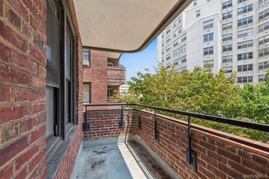 Bright front one bedroom with large private balcony! Welcome to - photo 9