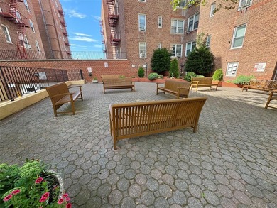 Welcome to this bright and spacious one-bedroom, one-bathroom - photo 11
