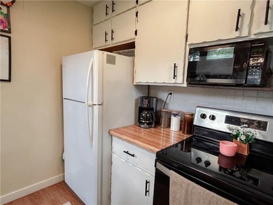 Welcome home to this cute and cozy 2-bedroom, 1-bath property - photo 11