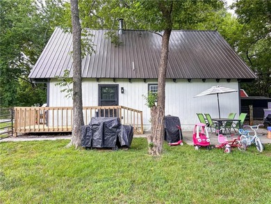 Welcome home to this cute and cozy 2-bedroom, 1-bath property - photo 30
