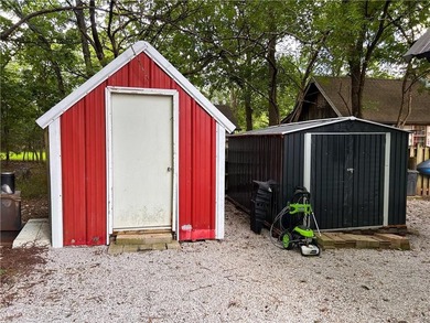 Welcome home to this cute and cozy 2-bedroom, 1-bath property - photo 36