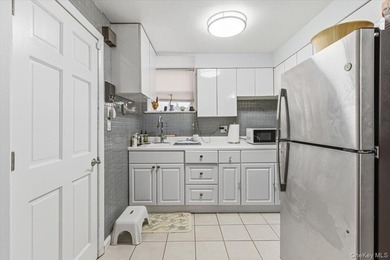 Bayside newly renovated 2 families near bell blvd, Good - photo 31