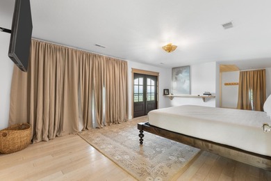 This luxurious, one-of-a-kind estate offers a multi-million - photo 12