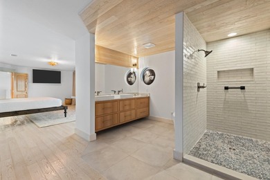 This luxurious, one-of-a-kind estate offers a multi-million - photo 13