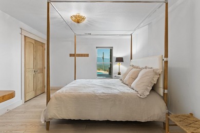 This luxurious, one-of-a-kind estate offers a multi-million - photo 23