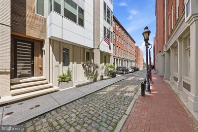 Welcome to this beautifully maintained, 10-year-young townhouse - photo 2