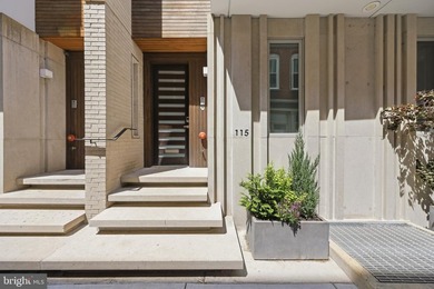 Welcome to this beautifully maintained, 10-year-young townhouse - photo 4