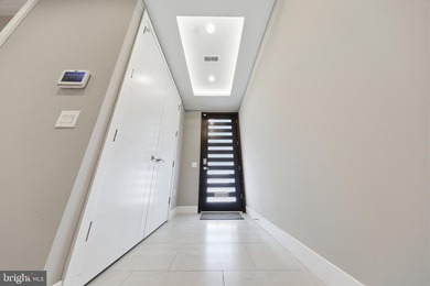 Welcome to this beautifully maintained, 10-year-young townhouse - photo 5