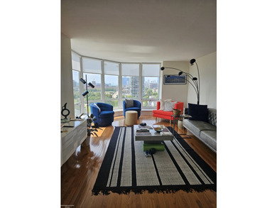Beautiful open modern condo in Harbortown with large windows - photo 11