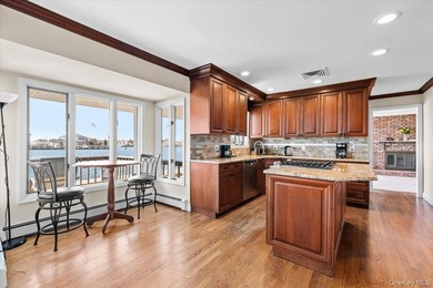 Wake up each morning to sweeping, unobstructed water views and - photo 14
