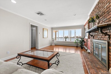 Wake up each morning to sweeping, unobstructed water views and - photo 21